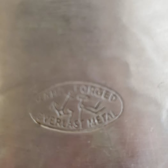 VINTAGE HAND FORGED ALUMINUM 12-IN. HAMMERED EVERLAST TRAY GRAPE AND LEAF DESIGN - Picture 2 of 4